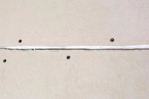 Preparing drywall for putty and plaster. The embroidered edge of the drywal.. Foto stock