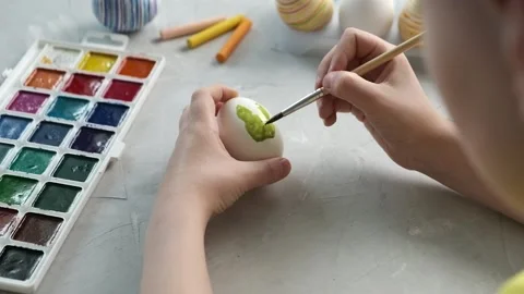 Preparing for Easter. Close-up of hands painting Easter eggs Video stock 172430693
