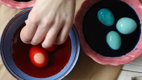 Preparing for Easter. Painting eggs for Easter Video stock 125436431