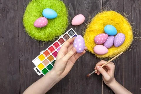 Preparing for Easter week, coloring eggs and figures Foto stock