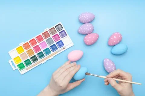 Preparing for Easter week, coloring eggs and figures Foto stock