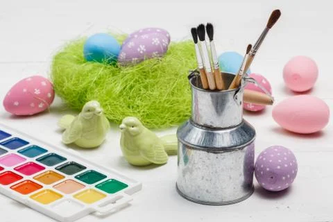 Preparing for Easter week, coloring eggs and figures Foto stock