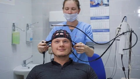 Preparing for EEG brain test at doctor's office. Video stock 121624181