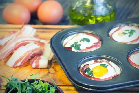 Preparing egg muffins 库存照片