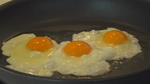 Preparing eggs in kitchen Video stock 144961511