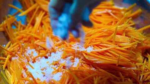 Preparing Fermented marinated carrot salad. Sprinkle the salad with salt Vídeo Stock 338332892