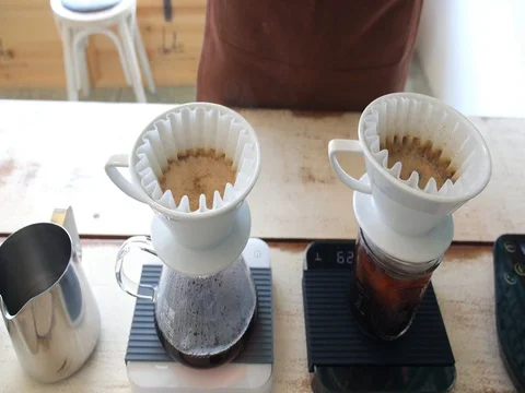 Preparing Filter Coffee In Coffeehouse Stockbeeldmateriaal 77226414