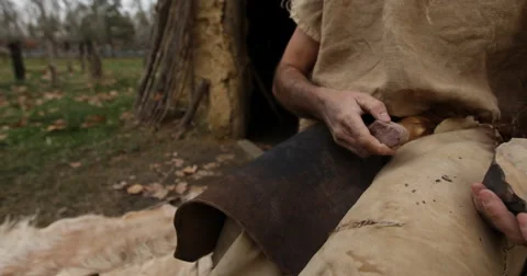 Preparing a flint stone to cut Vidéo 61269564