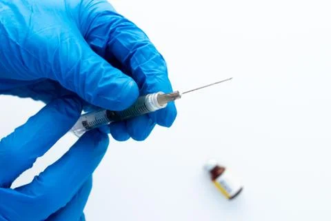 Preparing a flu shot to be given during flu season to prevent disease. Science. Foto stock