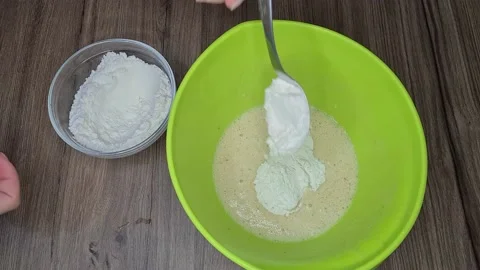 Preparing fluffy pancakes with eggs and bananas Stock Footage 171539332