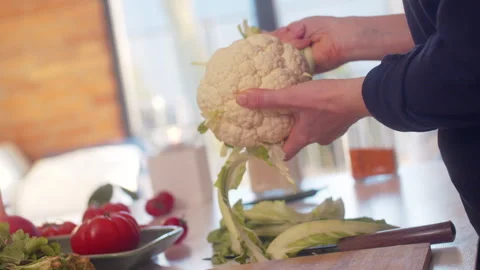 Preparing Fresh Cauliflower for Healthy Cooking Видео 301794210