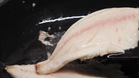 Preparing fresh fish fillet in a hot pan with oil to make a delicious meal 库存影片 330109898