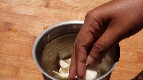 Preparing fresh garlic cloves for grinding Vídeos de archivo 332575705