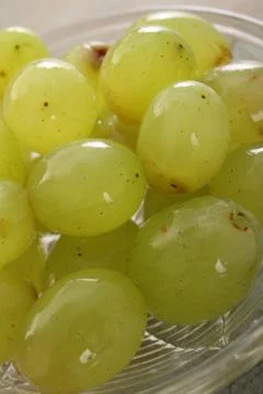 Preparing fresh grapes Foto stock