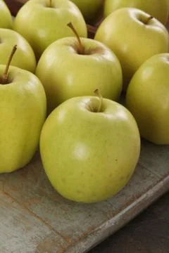 Preparing fresh green apples Foto stock