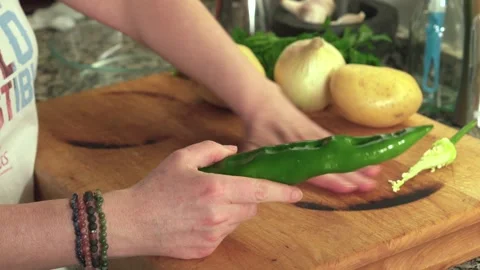 Preparing a fresh green pepper for cooking Stock-Footage 331313952