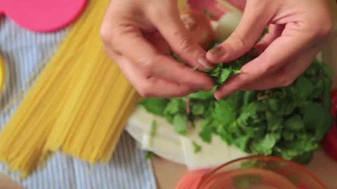 Preparing Fresh Ingredients for Spaghetti Pasta with Green Herbs Видео 334915446
