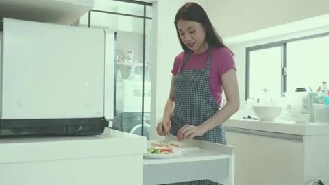 Preparing a Fresh Meal in Modern Kitchen Video stock 314003487
