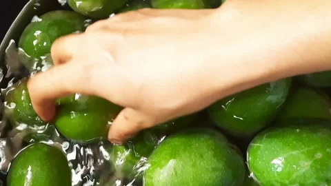Preparing Fresh Raw Mangoes Through Hand Washing 스톡 동영상 336735014