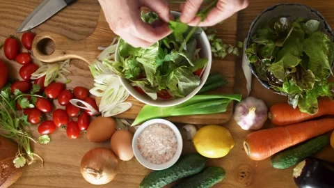 Preparing Fresh Salad with Parsley, Cucumbers and Tomatoes Vídeo Stock 339111303