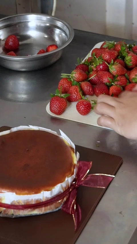 Preparing Fresh Strawberries on Cutting Board in Kitchen Close Up 库存影片 333824452