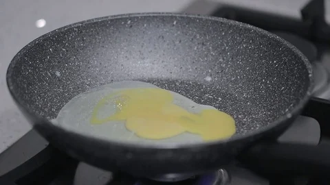 Preparing fried egg Video stock 82157770