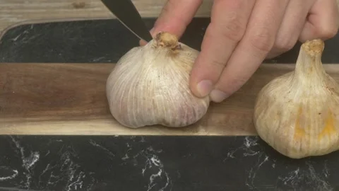 Preparing Garlic for Cooking Essential Techniques for Flavorful Dishes and Video stock 283459237