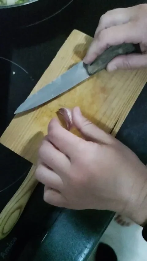 Preparing a garlic to peel it in slow motion Stock Footage
