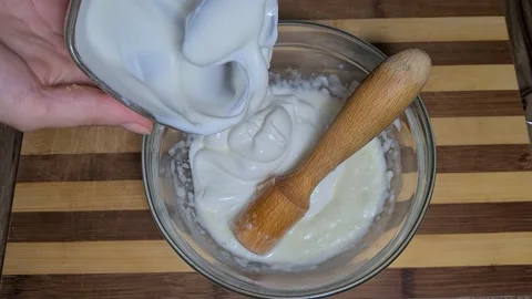 Preparing Garlic Sauce In Bowl.  Vídeo Stock 157396714