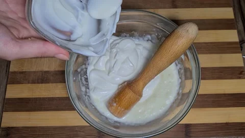 Preparing Garlic Sauce In Bowl.  Vidéo 157396761