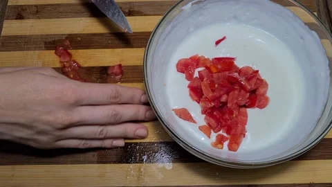 Preparing Garlic sauce with yogurt and tomatoes Vidéo 157396847