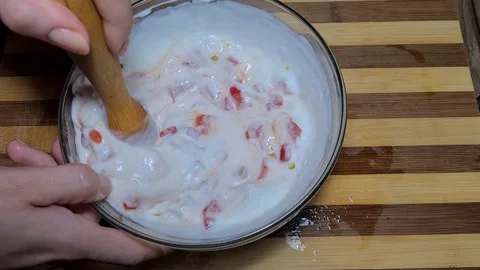 Preparing Garlic sauce with yogurt and tomatoes Vídeo Stock 157396877