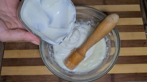 Preparing Garlic sauce with yogurt Video stock 157396732