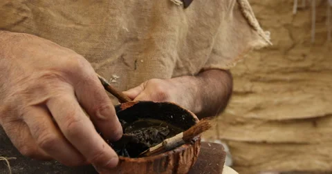 Preparing glue to make a knife Vidéo 61266073