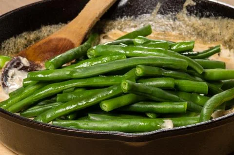 Preparing green beans to make a casserole Foto stock