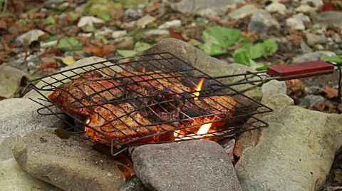 Preparing Grilled steaks on outdoor camping fire Vídeos de archivo 56882062