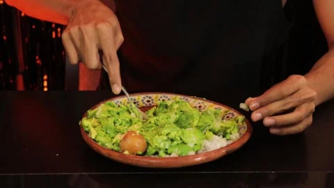 Preparing guacamole 003 Vídeos de archivo 242962974
