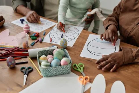 Preparing Hand-painted Easter Eggs and Drawing Designs Foto stock