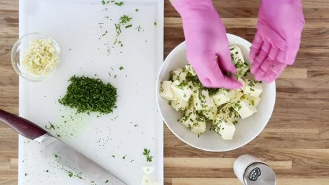 Preparing herb garlic butter from scratch Vídeos de archivo 335165891