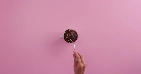 	preparing homemade a chocolate cupcake Video stock 133818111
