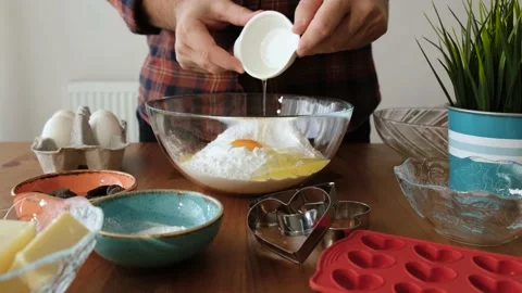 Preparing homemade cookie pie cake. Vídeo Stock 147177483