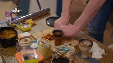 Preparing hookah in a restaurant Видео 62634653