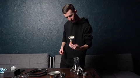Preparing hookah. Step by step. The hookah maker prepares details of hookah. 库存影片 153217013