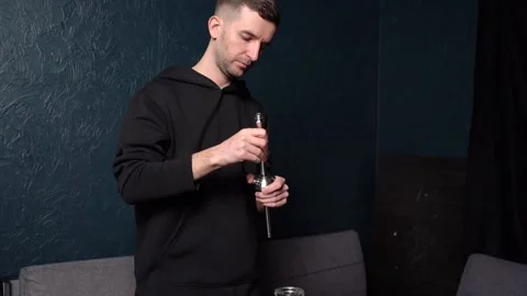 Preparing hookah. Step by step. Hookah man assembles hookah piece by piece Vidéo 153217083