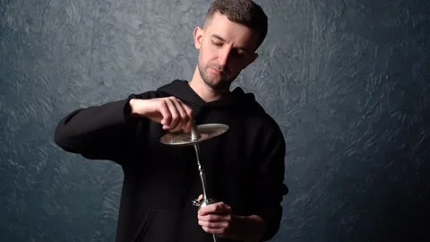 Preparing hookah. Step by step. Hookah man assembles hookah piece by piece 库存影片 153217099