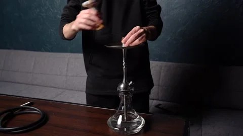 Preparing hookah. Step by step. Hookah man assembles hookah piece by piece Vidéo 153217211