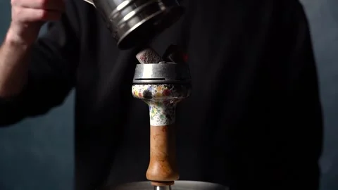 Preparing hookah. Step by step. Hookah man is shifting coals. 库存影片 153217287