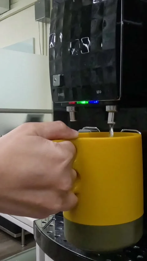 Preparing a Hot Beverage at Work Vídeo Stock 305541323