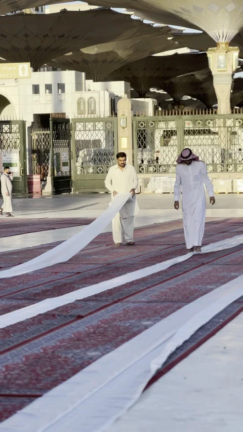 Preparing Iftar - Workers Unrolling Dining Sheets at Prophet's Mosque Vídeo Stock 321375096