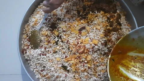 Preparing Indian Chiwda – Spreading Spicy Masala on Puffed Rice Snack 動画素材 331860733
